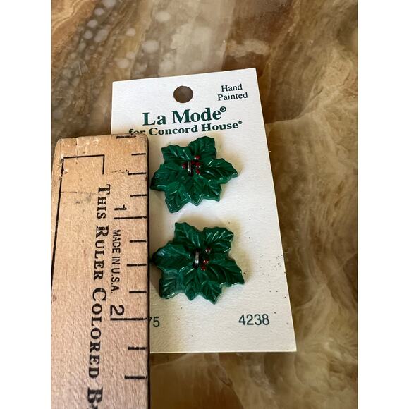 NOS Christmas Buttons: Wreaths & Holly Berry - Picture 2 of 4